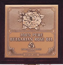 Bulgarisches Rosenöl in einer Holzkiste