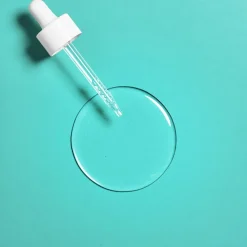 Feuchtigkeitsspendendes Gesichtsserum für normale und Mischhaut mit Hyaluronsäure und Aloe Vera