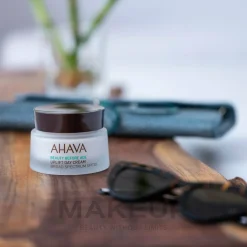 Feuchtigkeitsspendende und glättende Anti-Aging Tagescreme für Gesicht und Dekolleté mit Lifting-Effekt SPF 20