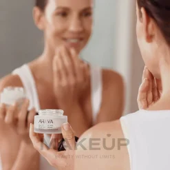 Feuchtigkeitsspendende und glättende Anti-Aging Tagescreme für Gesicht und Dekolleté mit Lifting-Effekt SPF 20