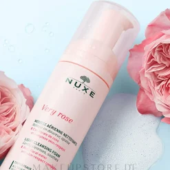 Leichter beruhigender Gesichtsreinigungsschaum mit Rosenblütenwasser