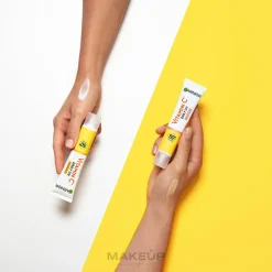 Tages-Sonnenschutzfluid mit Vitamin C für einen strahlenden Teint SPF50+